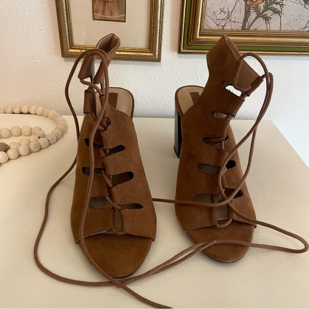 Lace up brown heels - Picture 2 of 3